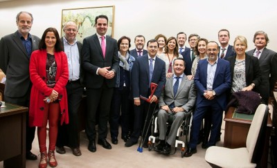 Alberto Jofre (en el centro, con muletas rojas), rodeado por los miembros de la Comisión del Congreso
