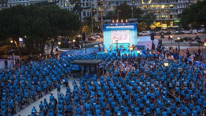 Atardecer sobre una Plaza de Colón inundada de participantes con sus bicis estáticas