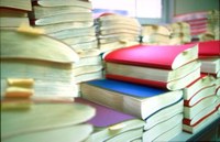Pila de libros en braille