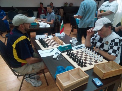 David Zanoletty (margen izquierdo de la imagen) ganó al Maestro Internacional búlgaro Rasim Nizam, en la segunda partida jugada en el Campeonato Mundial de Ajedrez en Rumanía