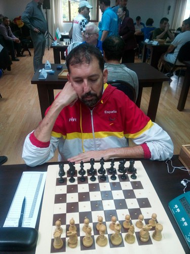David Zanoletty, en plena concentración durante el Campeonato del Mundo de Ajedrez para Ciegos y Deficientes Visuales, en Rumanía