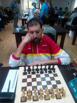 David Zanoletty, en plena concentración durante el Campeonato del Mundo de Ajedrez para Ciegos y Deficientes Visuales, en Rumanía