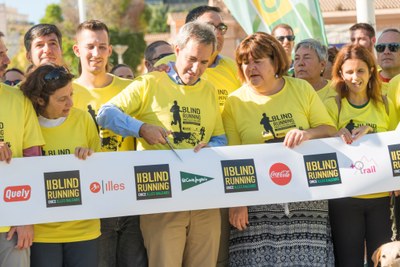 El consejero delegado de ILUNION, Alejandro Oñoro, corta la cinta de la carrera, junto a la presidenta de la Asamblea balear, Xelo Huertas