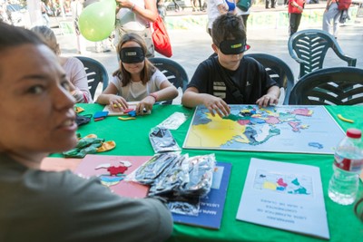 Unos niños intentan montar un mapa en relieve en uno de los estands