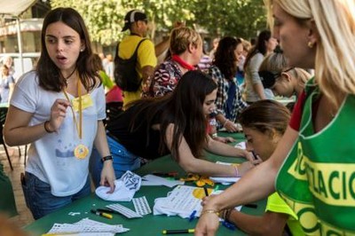 Visitantes al taller de braille instalado en la Plaza de España