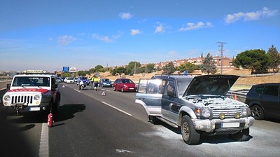 El vehículo, recién apagado, en mitad de la calzada