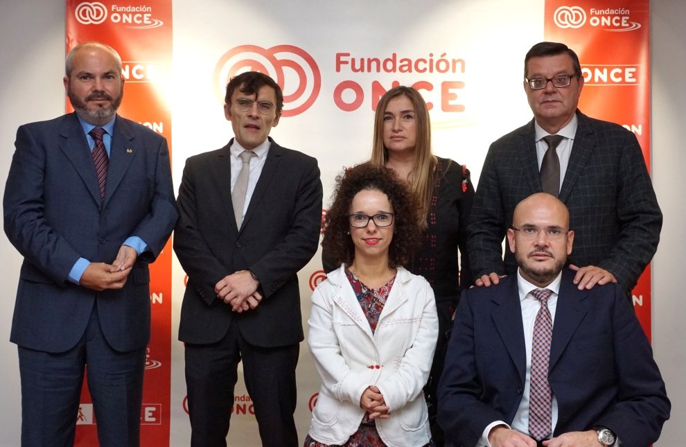 El vicepresidente ejecutivo, Alberto Durán (2º por la izquierda), y el director general (1º por la derecha), Martínez Donoso, con los nuevos patronos de Fundación ONCE (Anxo Queiruga es el primero por la derecha, sentado)