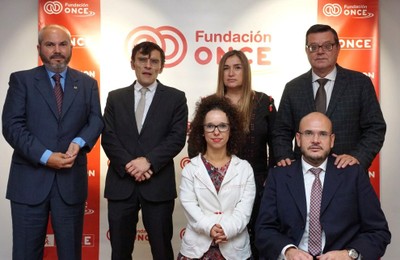 El vicepresidente ejecutivo, Alberto Durán (2º por la izquierda), y el director general (1º por la derecha), Martínez Donoso, con los nuevos patronos de Fundación ONCE (Anxo Queiruga es el primero por la derecha, sentado)