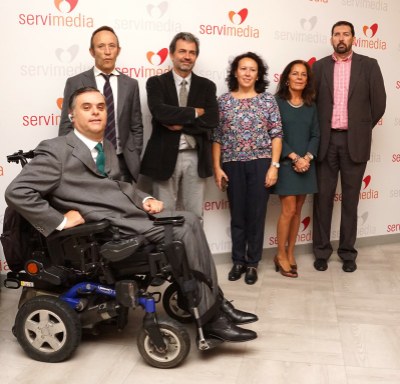 Foto de familia de los intervinientes en la jornada, en la sede de la agencia Servimedia