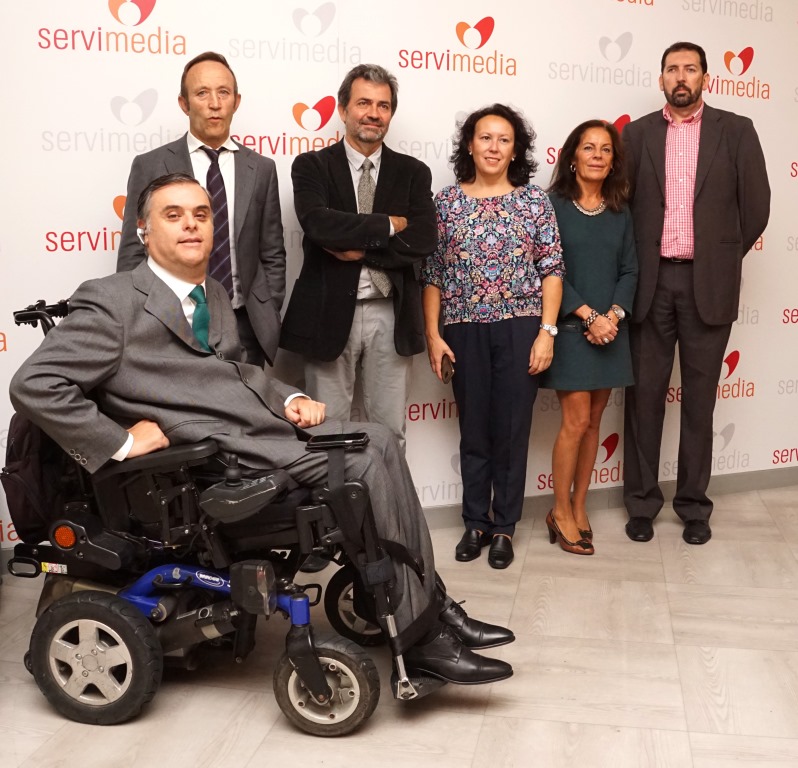 Foto de familia de los intervinientes en la jornada, en la sede de la agencia Servimedia