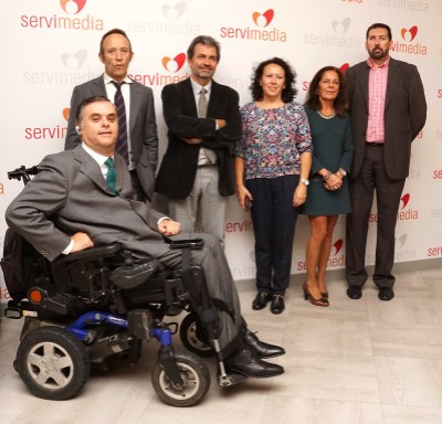 Foto de familia de los intervinientes en la jornada, en la sede de la agencia Servimedia
