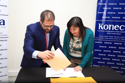 Ignacio Gil y  Mª Jesús Varela firman el acuerdo