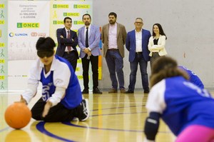 Autoridades y representantes de la ONCE acuden a la disputa de un partido de Goalball
