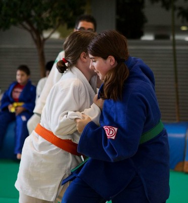 Dos de las chicas participantes en el torneo de judo femenino, sobre el tatami
