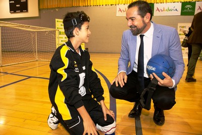 El responsable de Deportes de la Junta de Andalucía, Antonio Fernández, conversa con uno de los  niños afiliados