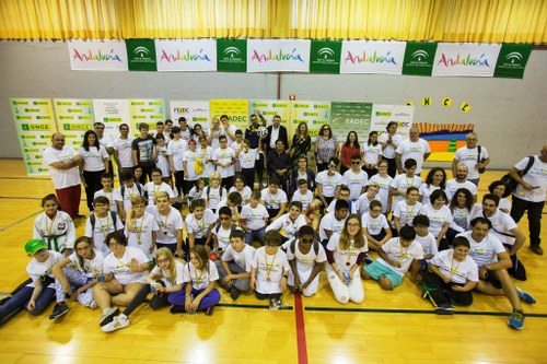 Escolares, instructores y autoridades posan en la jornada de clausura