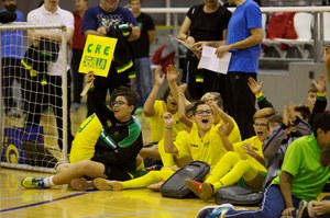 Niños del CRE de Sevilla levantan los brazos en señal de alegría en el polideportivo