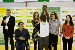 Patricia Sanz y Ana Gómez entregan su trofeo a uno de los chavales galardonados 