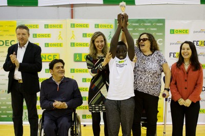 Patricia Sanz y Ana Gómez entregan su trofeo a uno de los chavales galardonados 
