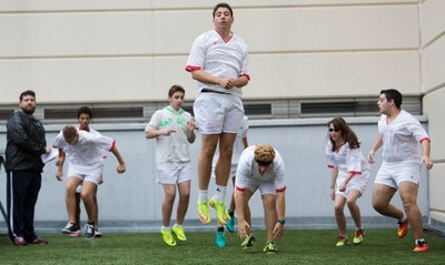 Un grupo de chavales calienta para la disputa de uno de los partidos de Fútbol Sala
