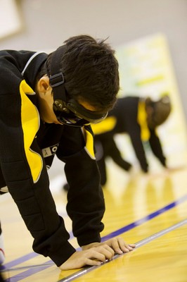Un niño concentrado en el inicio de una jugada de Goalball