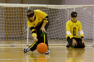 Una joven afiliada realiza un lanzamiento en uno de los encuentros de Goalball