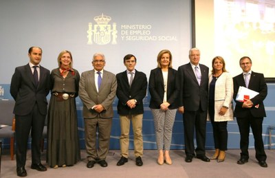 La ministra Báñez, junto a los representantes de las organizaciones sociales