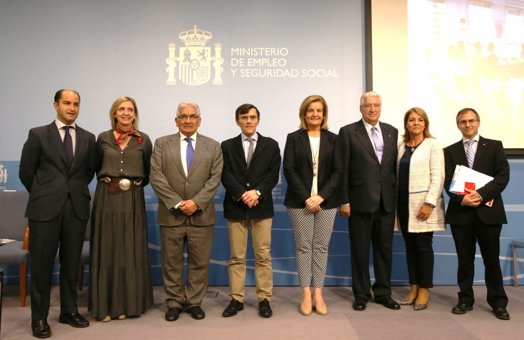 La ministra Báñez, junto a los representantes de las organizaciones sociales