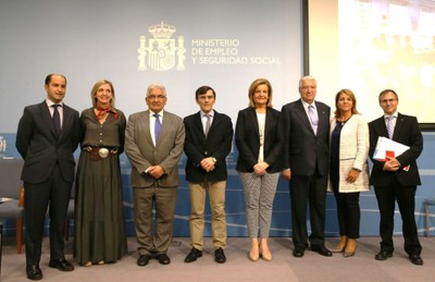 La ministra Báñez, junto a los representantes de las organizaciones sociales