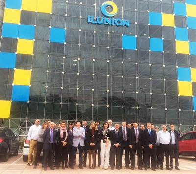 Los directivos de la División, ante el edificio de ILUNION en La Cartuja sevillana