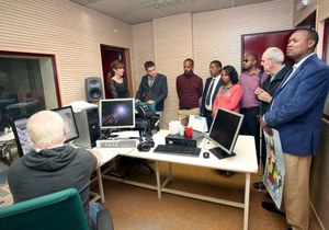 Los miembros de la ENAB en el estudio central de la Unidad de Sonido del SBO