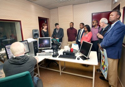 Los miembros de la ENAB en el estudio central de la Unidad de Sonido del SBO