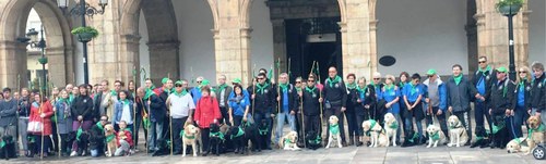Los romeros valencianos, ataviados con sus pañuelos y provistos de las tradicionales cañas, a las puertas del Ayuntamiento de Castellón