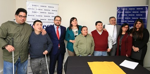 Responsables de FOAL, Konecta  y Fundación Luz junto a beneficiarios del acuerdo