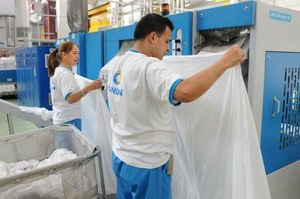 Un momento de la cadena de producción en una planta de lavado industrial de ILUNION, uno de los sectores en los que nuestro grupo es líder nacional 