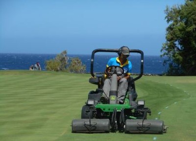 Un operario de ILUNION cuidando el césped del campo de golf tinerfeño