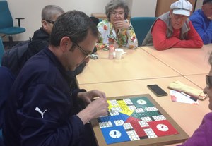 Uno de los afiliados sordociegos reunidos en Toledo comprueba el mecanismo de funcionamiento de un parchís adaptado