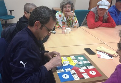 Uno de los afiliados sordociegos reunidos en Toledo comprueba el mecanismo de funcionamiento de un parchís adaptado