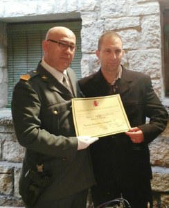 Uno de los homenajeados recibiendo su condecoración