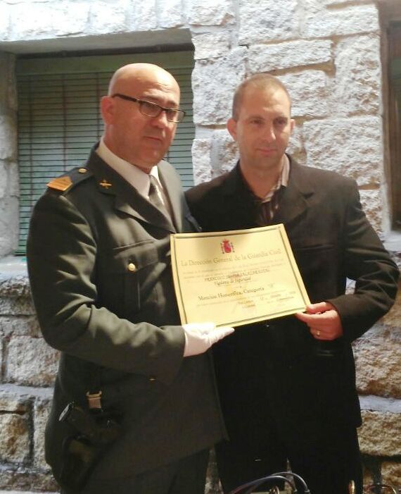 Uno de los homenajeados recibiendo su condecoración