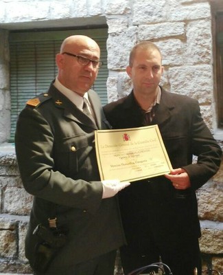 Uno de los homenajeados recibiendo su condecoración