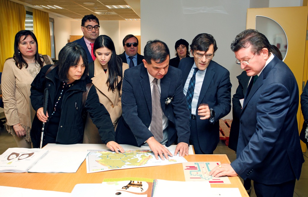 Visita realizada a las instalaciones del CRE, acompañados por el director general de la ONCE, Ángel Sánchez (a la derecha de la imagen)