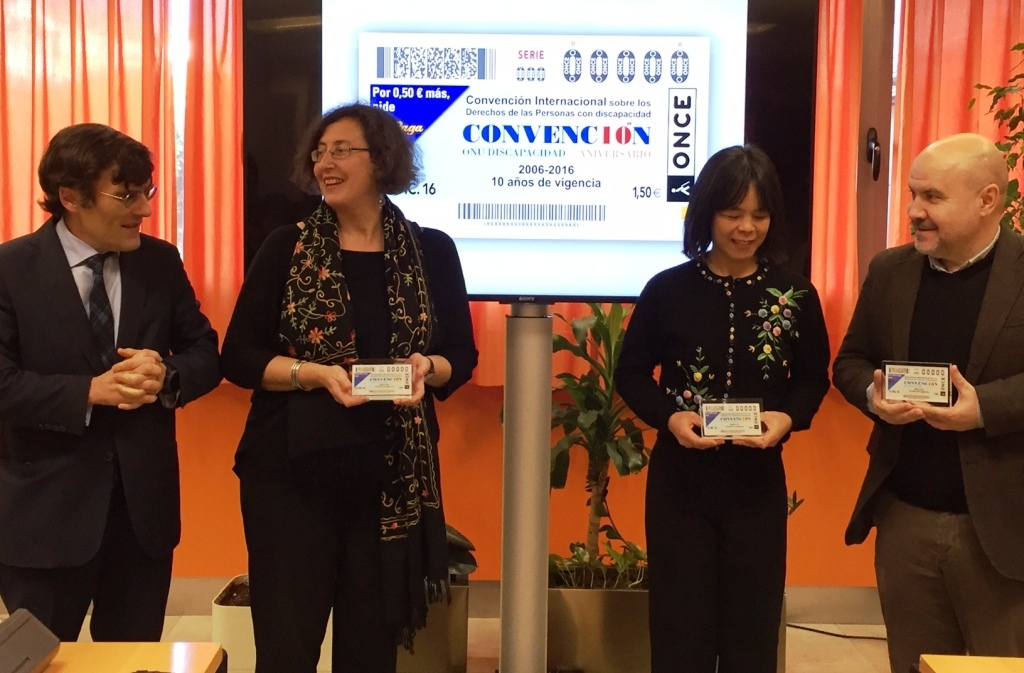 De izquierda a derecha, Alberto Durán, Adela Díaz, Silvia Quan-Chang y Luis Callo Pérez muestran el cupón dedicado a la Convención