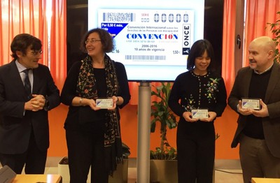 De izquierda a derecha, Alberto Durán, Adela Díaz, Silvia Quan-Chang y Luis Callo Pérez muestran el cupón dedicado a la Convención De izquierda a derecha, Alberto Durán, Adela Díaz, Silvia Quan-Chang y Luis Callo Pérez muestran el cupón dedicado a la Convención