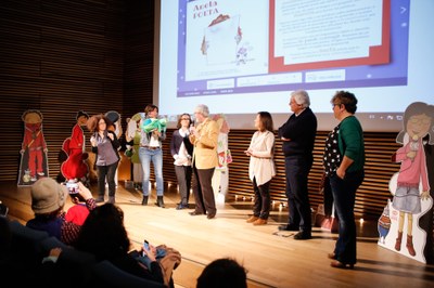 Actuación de los niños y personajes de los cuentos en el acto de la presentación