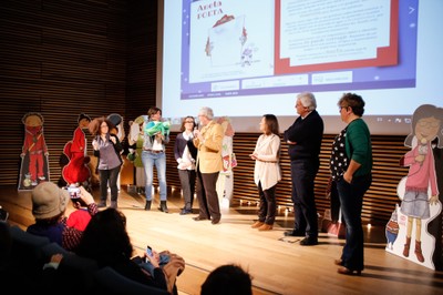 Actuación de los niños y personajes de los cuentos en el acto de la presentación