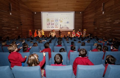 Actuación de los niños y personajes de los cuentos en el acto de la presentación