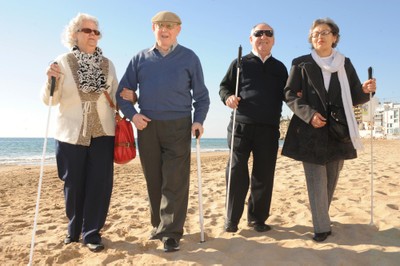 Afiliados participantes en uno de los turnos paseando por la playa