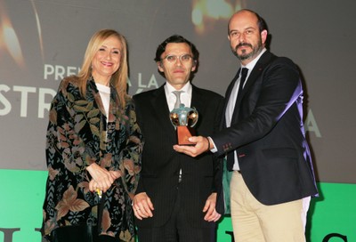 Alberto Durán, entre la presidenta Cifuentes y su consejero de Transportes, Vivienda e Infraestructuras, Pedro Manuel Rollán