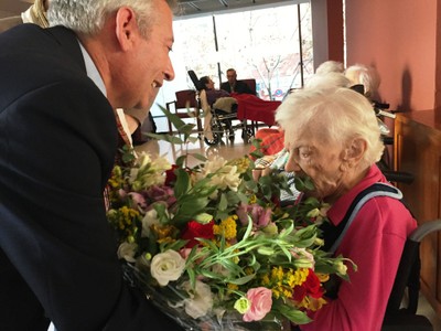 Amalia Novo (102 años), la afiliada mayor de Sevilla, recibe un ramo de flores de la ONCE por el Día de Santa Lucía